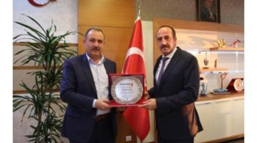 G&uuml;m&uuml;şhanelilerden Başkan Duruay&rsquo;a Teşekk&uuml;r Plaketi
