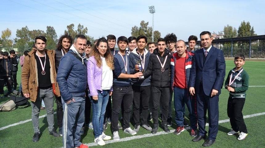 Futbolda Sarı&ccedil;am Spor Lisesi Şampiyon