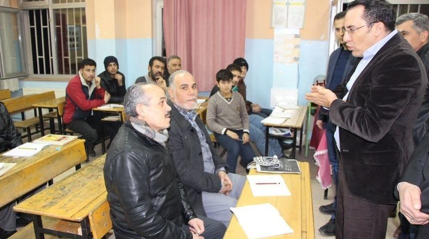 Kaymakam Kaya, T&uuml;rk&ccedil;e Kursuna Katılan Suriyeliler İle Buluştu