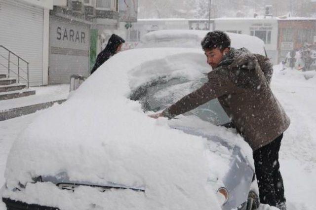 Hakkari'de 9 Köy Ve 15 Mezranın Yolu Kapandı