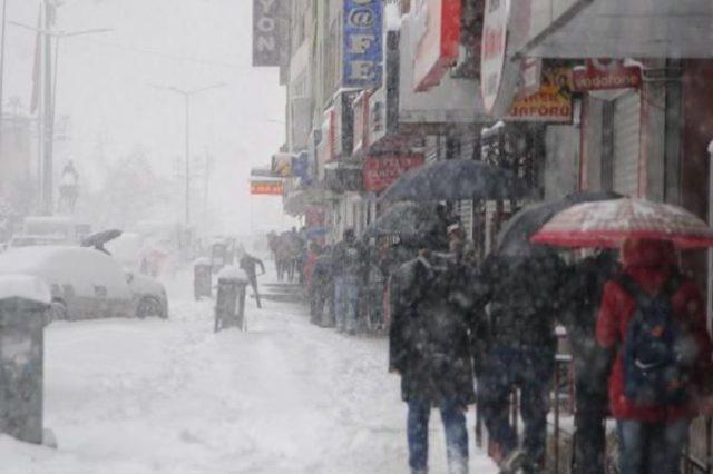 Hakkari'de 9 Köy Ve 15 Mezranın Yolu Kapandı