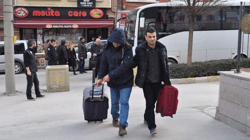 Fet&ouml; Ş&uuml;phelisi Askerler Adliyeye Valizleriyle Geldi