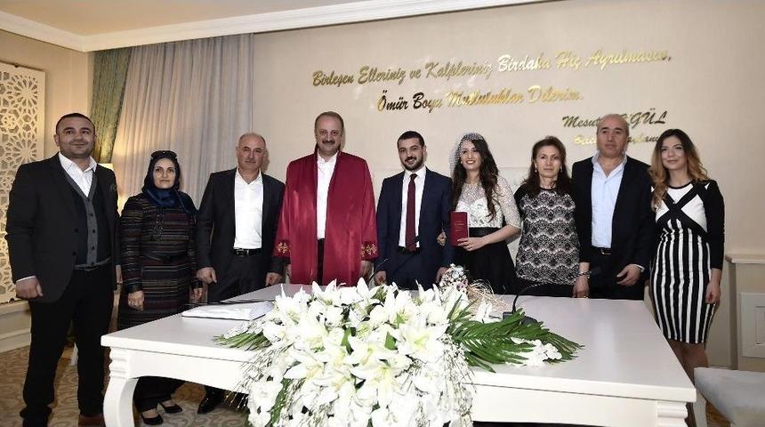 50 &Ccedil;ift Mutluluğa 14 Şubat&rsquo;ta &lsquo;evet&rsquo; Dedi