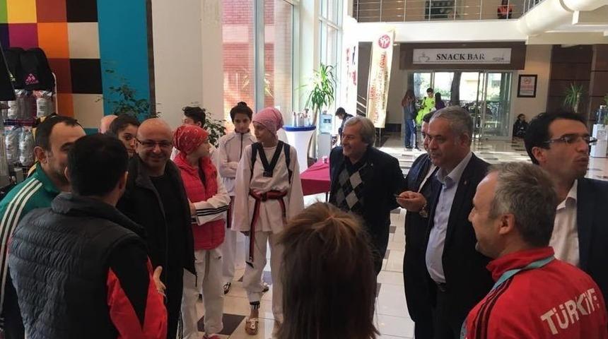 Başkan Şahin Taekwondo Sporcularını Şampiyonada Ziyaret Etti
