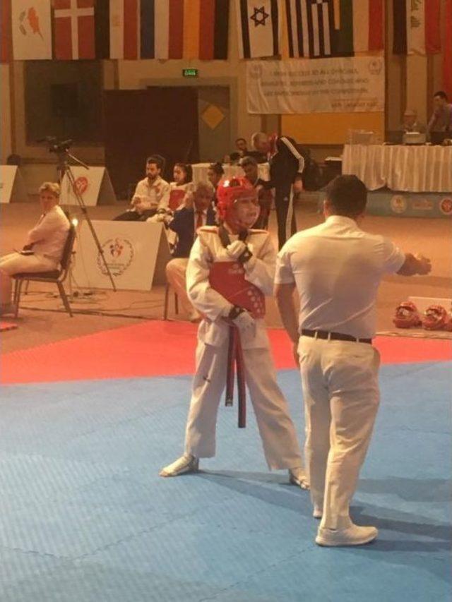 Başkan Şahin Taekwondo Sporcularını Şampiyonada Ziyaret Etti