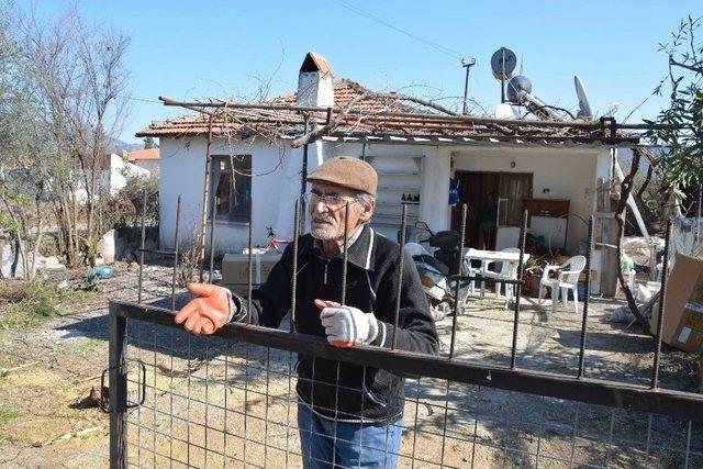 Yıkılmak Üzere Olan Gecekondudaki Söğüt Ailesi Yardım Bekliyor