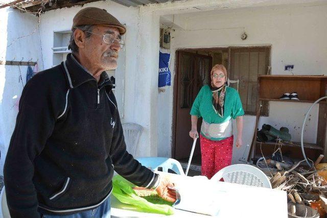 Yıkılmak Üzere Olan Gecekondudaki Söğüt Ailesi Yardım Bekliyor