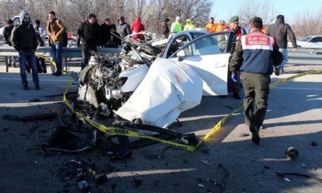 Otomobille Kamyona Çarpan Sürücü Öldü