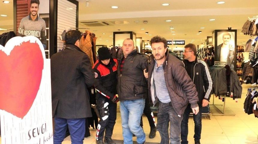 &Ccedil;alışanlara Kızıp Av T&uuml;feği İle Mağazayı Bastı