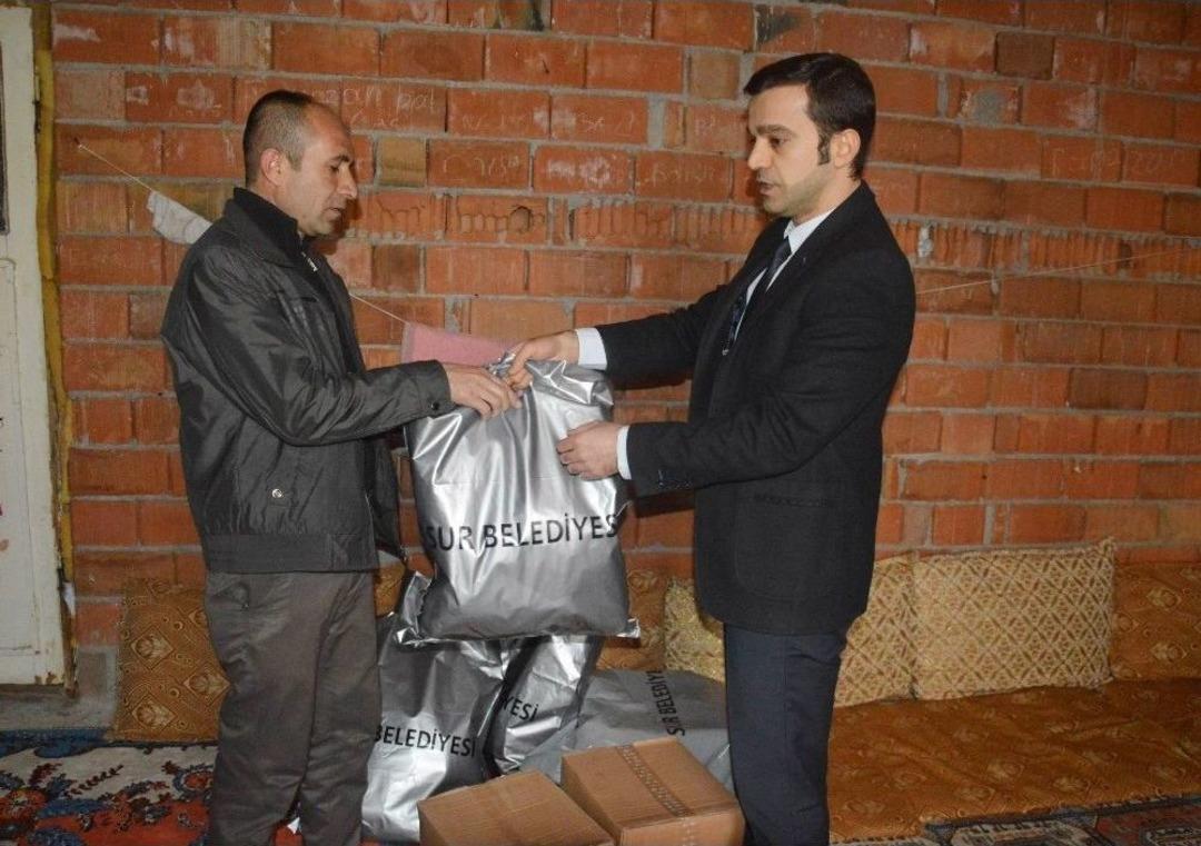 Sur Belediye Başkanı &Ouml;zkan, Mağdur Aileye Sahip &Ccedil;ıktı