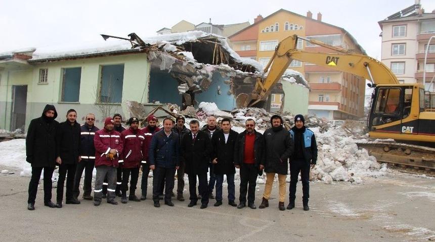 Seydişehir&rsquo;de Eski Sağlık Meslek Lisesi Binasının Yıkımına Başlandı