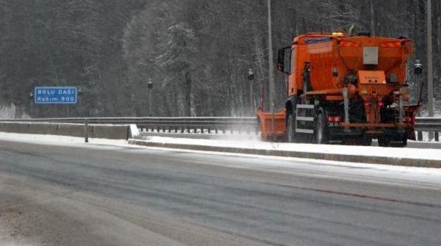 Bolu Dağı'nda Kar Ulaşımı Yavaşlattı