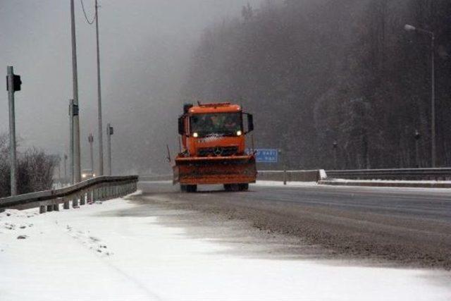 Bolu Dağı'nda Kar Ulaşımı Yavaşlattı