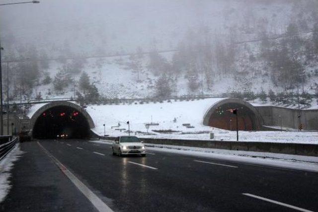 Bolu Dağı'nda Kar Ulaşımı Yavaşlattı