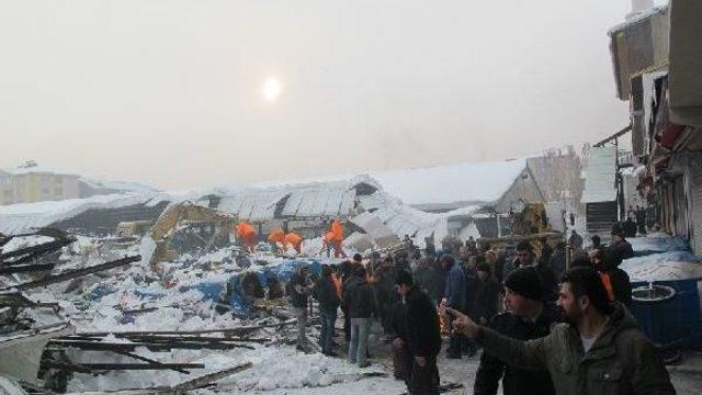 Ağrı'da Çöken Sebze Pazarının Enkazı Kaldırılıyor