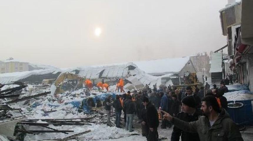 Ağrı'da Çöken Sebze Pazarının Enkazı Kaldırılıyor