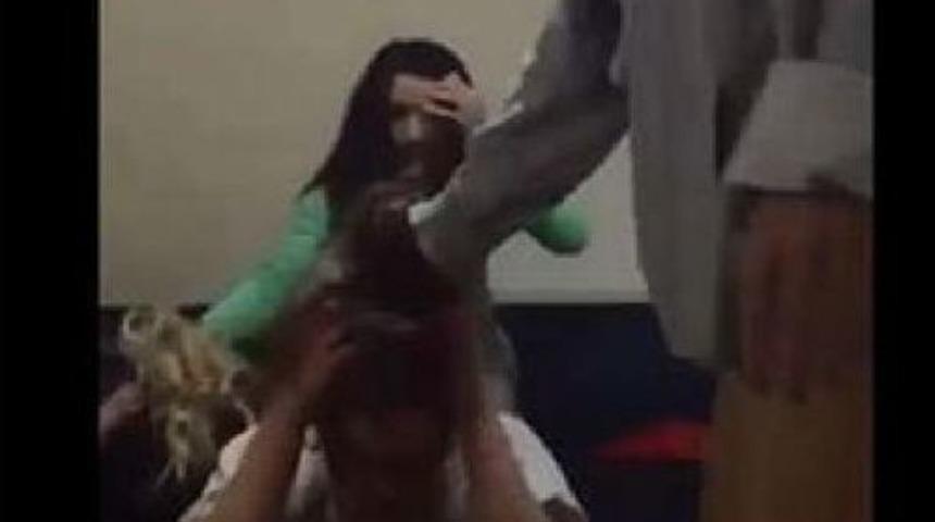 Kt&uuml;&rsquo;L&uuml; &Ouml;ğrenciler 2 Kadın Iş&ccedil;iyi Darp Etti, G&ouml;r&uuml;nt&uuml;leri Sosyal Medyadan Paylaştı