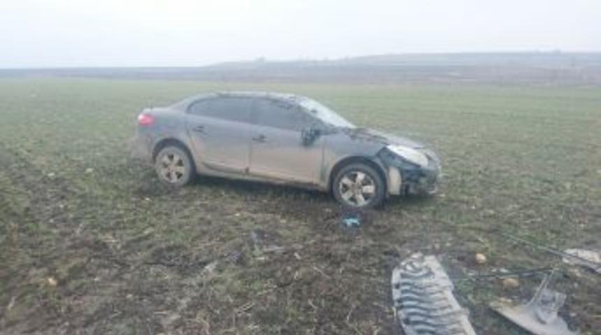 Otomobil Tarlaya U&ccedil;tu: 2 Yaralı