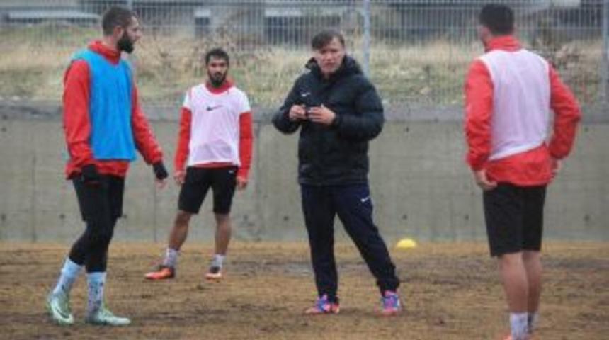 Karşıyaka&rsquo;da Turgut U&ccedil;ar İle Yollar Ayrıldı