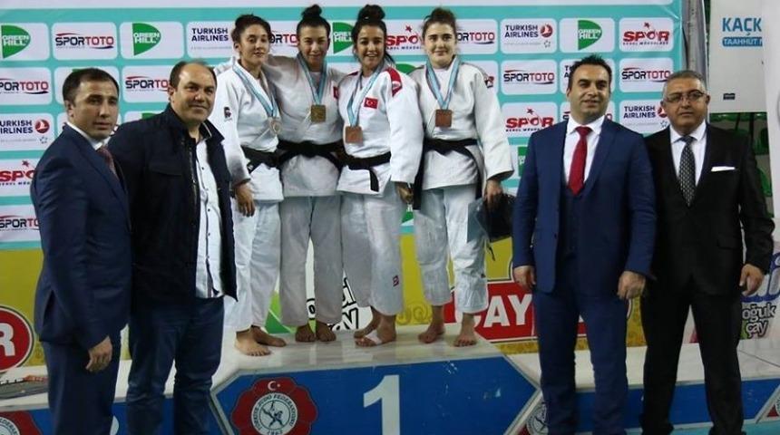 Sevgi Gezer T&uuml;rkiye 3&rsquo;&uuml;nc&uuml;s&uuml; Oldu