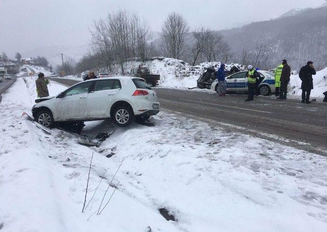 Kazaya Müdahale Eden Polis Aracına Çarptı: 1 Polis Yaralı