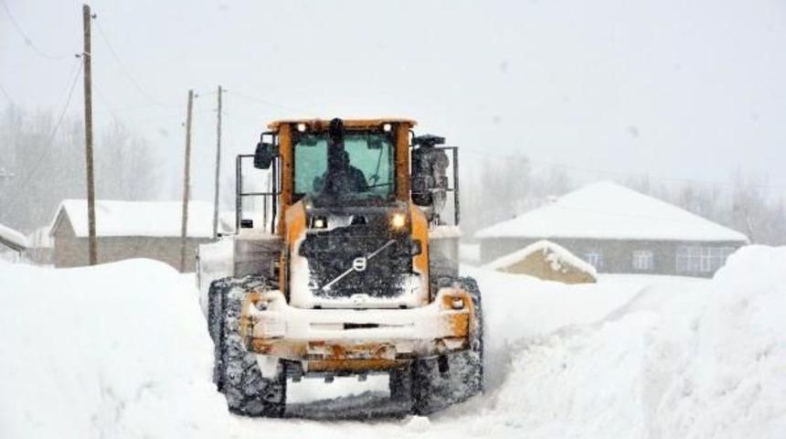 Y&uuml;ksekova'da Yolu A&ccedil;ıp Hastayı Kurtardılar