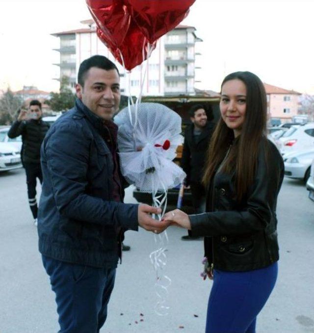 S&uuml;slediği Tır ın &Ouml;n&uuml;nde Evlilik Teklifi Yaptı 1