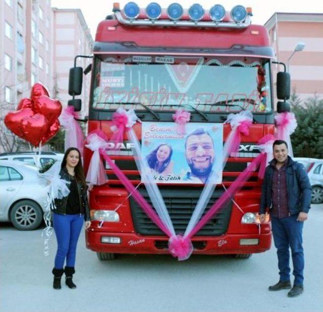 S&uuml;slediği Tır ın &Ouml;n&uuml;nde Evlilik Teklifi Yaptı 2