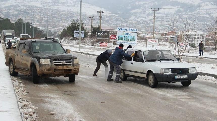 &Ccedil;an&rsquo;da Tepek&ouml;y Rampası Buz Pistine D&ouml;n&uuml;şt&uuml;