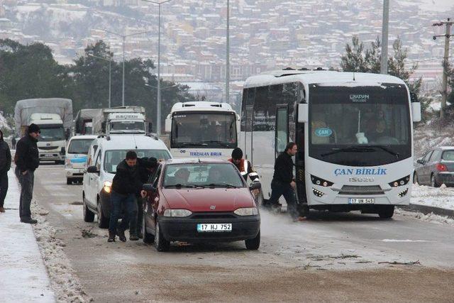 Çan’da Tepeköy Rampası Buz Pistine Dönüştü