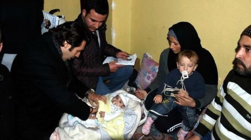 Farelerin Kemirdiği Suriyeli Aile, Eski Elbise Yakarak Isınmış (2)