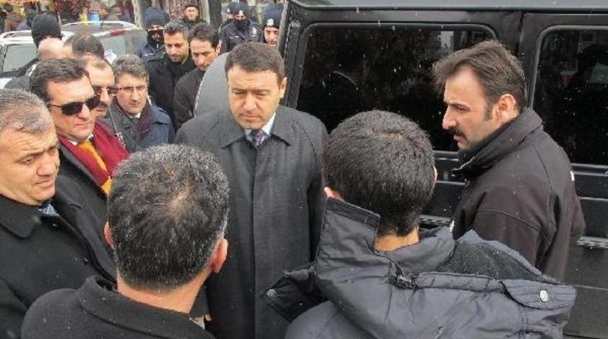 Ağrı'da &Ccedil;&ouml;ken Sebze Pazarının Enkazı Kaldırılıyor (2)