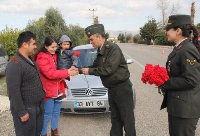 Jandarmadan, Sevgililer Günü'ne Özel Kırmızı Karanfil