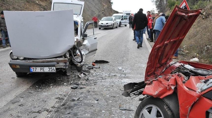 K&uuml;&ccedil;&uuml;kkuyu&rsquo;da Trafik Kazası: 5 Yaralı