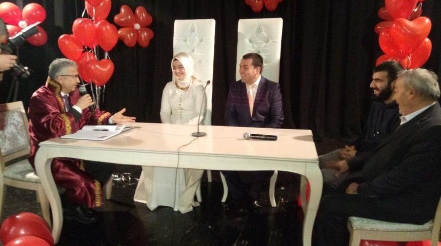 14 Şubat&rsquo;ta Keman Eşliğinde D&uuml;nya Evine Girdiler