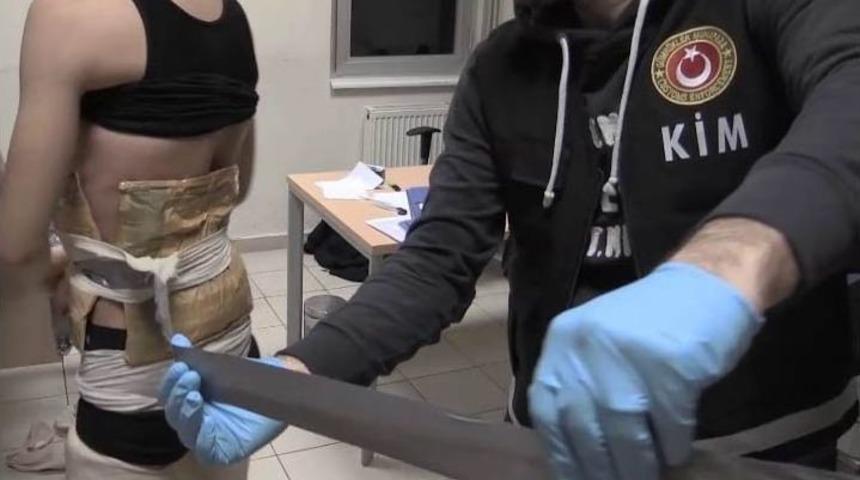 Uyuşturucuyu V&uuml;cutlarına Sardılar Ama Yakalanmaktan Kurtulamadılar