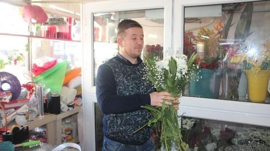 &Ccedil;i&ccedil;ek&ccedil;ilerde 14 Şubat Sevgililer G&uuml;n&uuml; Yoğunluğu Yaşandı