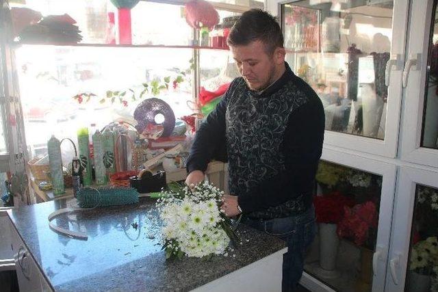 Çiçekçilerde 14 Şubat Sevgililer Günü Yoğunluğu Yaşandı