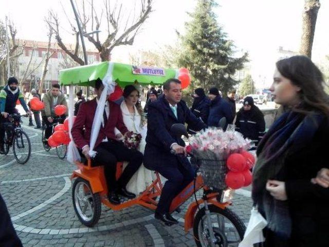 Sevgililer Günü'nde Bisikletli Gelin Adayı