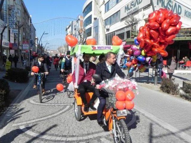 Sevgililer Günü'nde Bisikletli Gelin Adayı