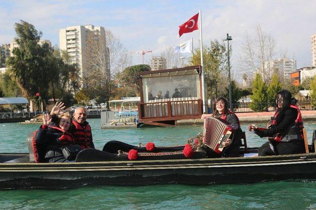 Sevgililer Günü’nde Gondol Sefası