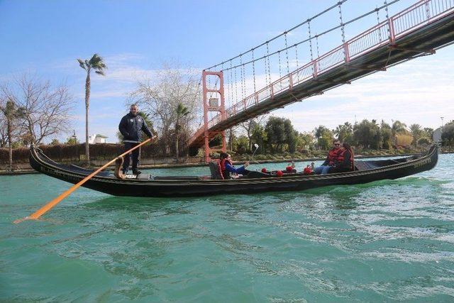 Sevgililer Günü’nde Gondol Sefası