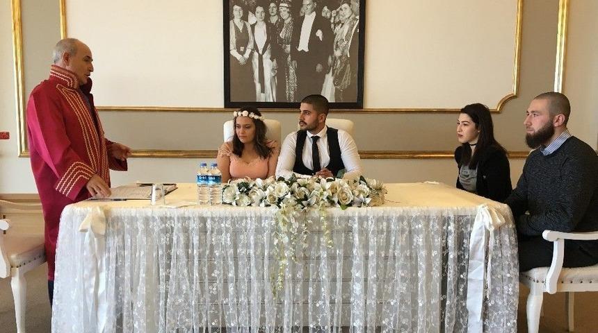 Başkan Akg&uuml;n&rsquo;den Gen&ccedil; &Ccedil;ifte 14 Şubat S&uuml;rprizi