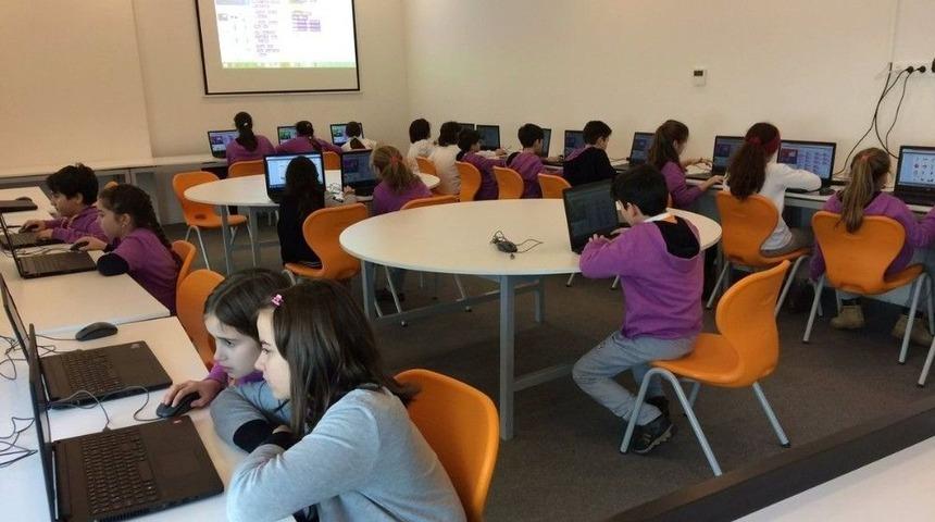 &Ouml;ğrenciler Dijital D&uuml;nyayı Yakından Tanıyor