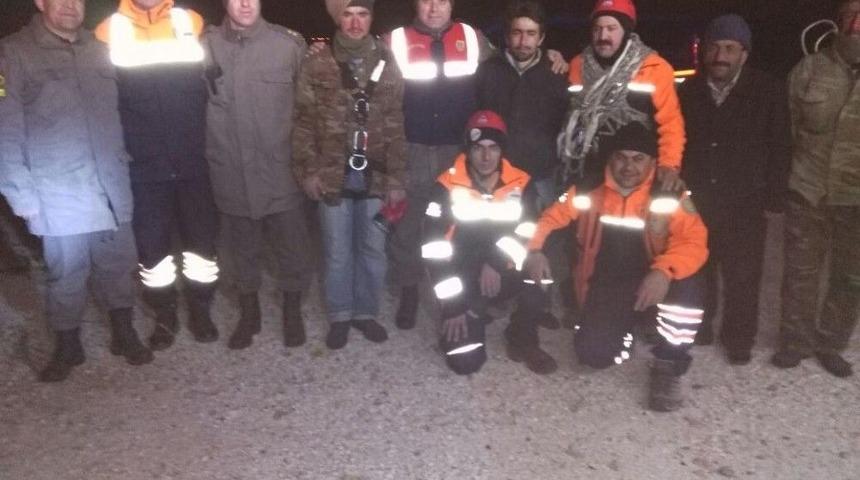 Kayalıklarda Mahsur Kaşan &Ccedil;obanın İmdadına Afad Yetişti