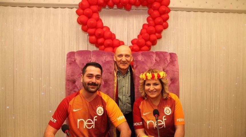 (özel Haber) Sevgililer Gününde Galatasaray Formaları Giyip Dünya Evine Girdiler
