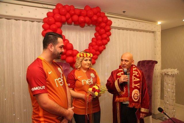 (özel Haber) Sevgililer Gününde Galatasaray Formaları Giyip Dünya Evine Girdiler 1