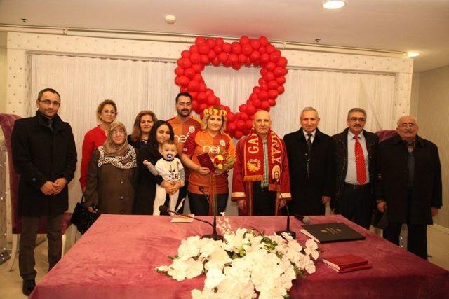 (özel Haber) Sevgililer Gününde Galatasaray Formaları Giyip Dünya Evine Girdiler 2