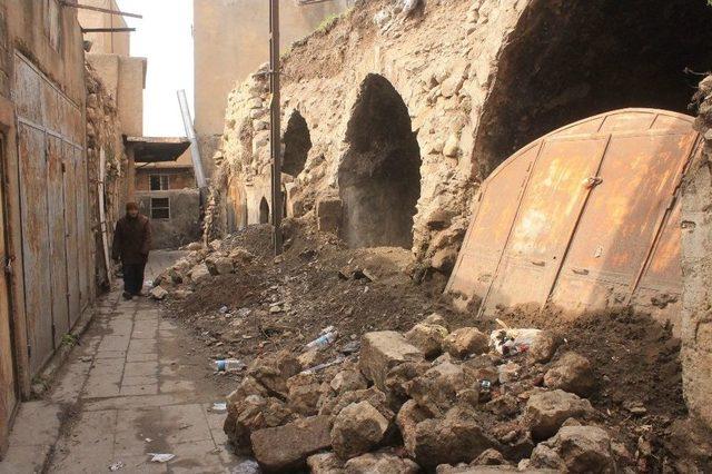 Mardin’de Tarihi Yapılar Dökülüyor