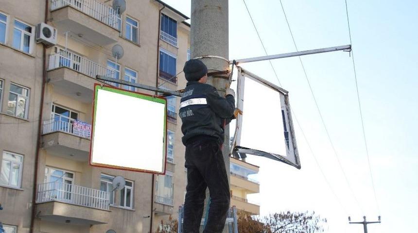 Elazığ&rsquo;da Kirlilik Oluşturan Tabelalar Kaldırılıyor